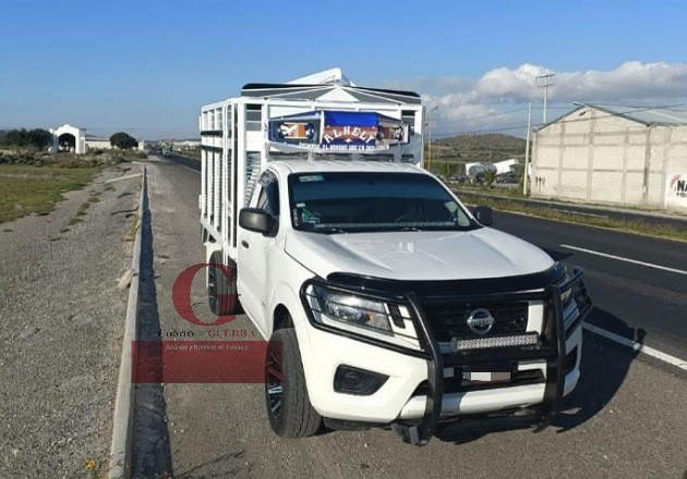 Comando armado intercepta y roba camioneta en carretera Terrenate-Xaloztoc