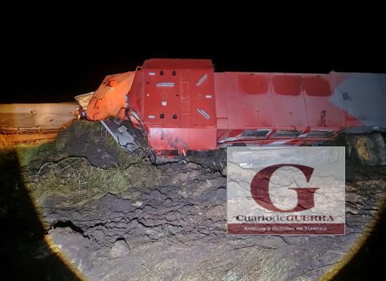 Se descarrilan 17 vagones de dos trenes de Ferromex en Tlaxco; tripulante resulta policontundido