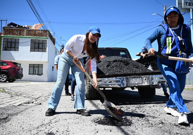 La diputada panista Miriam Martínez encabeza brigada ciudadana de bacheo en Apizaco; tapan cerca de 70 hoyos