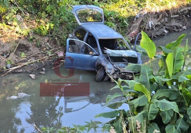 Rescatan con vida a conductor que cayó a canal de aguas en Tlaxcala