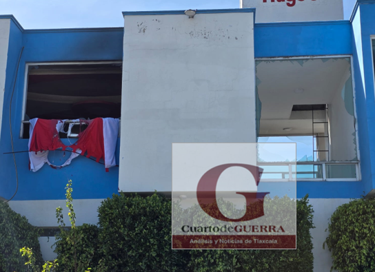 Explosión por fuga de gas provoca incendio en motel de Xiloxoxtla; deja a una mujer con quemaduras y daños materiales
