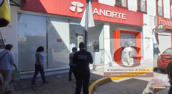 Asalto frustrado en Banorte de Chiautempan: Maleantes caen de motocicleta en la huida