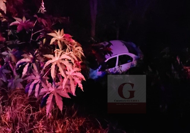 Mujer lesionada tras caída de vehículo a ladera del Zahuapan en Tizatlán; conductor detenido en el lugar