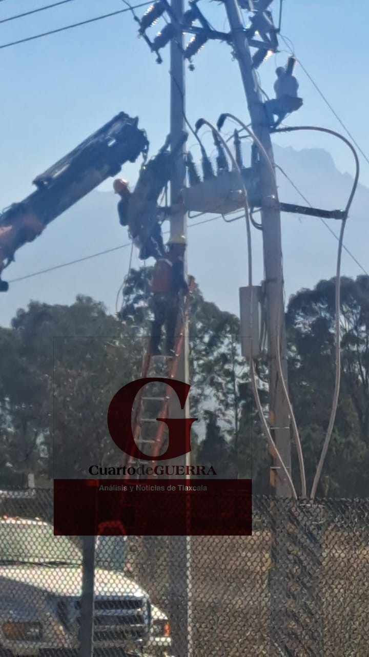 Rescatan con grúa a trabajador herido en mantenimiento eléctrico y lo trasladan sin auxilio médico, en Tlaxcala