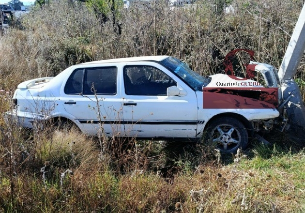 Auto impacta poste de CFE en autopista Texmelucan-Tlaxcala y ocupantes huyen