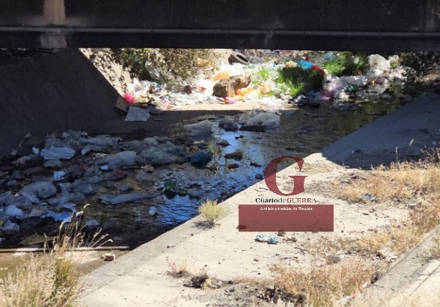 El canal del ‘Mercado Nuevo’ en límites de Chiautempan y Tlaltelulco se ahoga en plástico ante la indiferencia colectiva