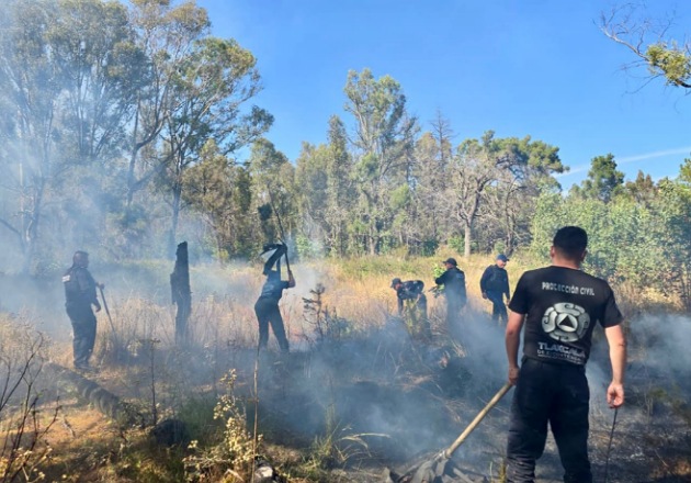 Protección Civil y Seguridad Pública del municipio de Tlaxcala trabajan para mitigar incendio de pastizal entre Amatech y La Ocotera