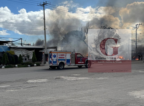 Alarma por incendio: Explosiones en recicladora de Texmelucan obligan a restringir acceso a carretera federal México-Puebla