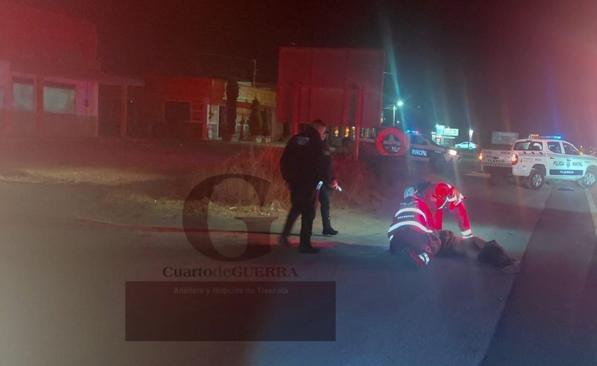 Hombre muere al ser atropellado en la carretera, en Tlaxco