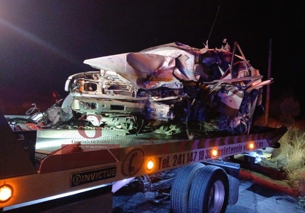 Choque frontal deja un muerto y un herido grave en Tlaxco; ocupantes de camioneta huyen