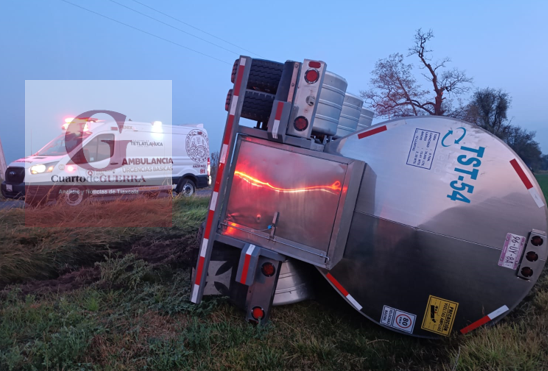 Vuelca pipa cargada de leche en la carretera Tetlatlahuca–Xoxtla, cerca de Val'Quirico;  conductor resulta ileso