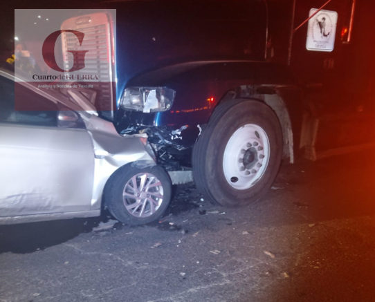 Impactante choque fontal en carretera Apizaco-Tlaxco deja a conductor gravemente herido