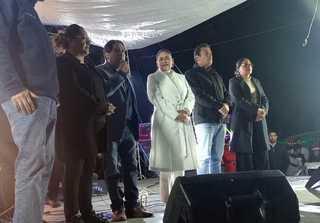 Como madrina, participa Ana Lilia Rivera en el encendido del árbol navideño en Tlalcuapan