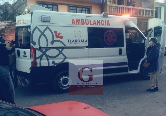 Ebrio conductor embiste puesto de carnitas y manda al hospital a adulto mayor en Hueyotlipan