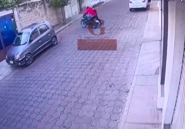 Captan en video robo de motocicleta en el Barrio de Jesús, en San Pablo del Monte