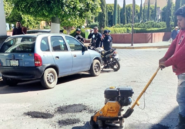 Gobierno municipal de Tlaxcala atiende con bacheo la calle 1 de Mayo y avanza en la mejora de la movilidad vial