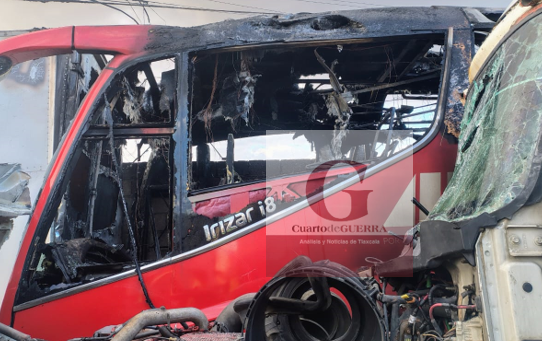 Vehículos arden en el Libramiento tras choque múltiple entre ADO, tráiler y camioneta en Huamantla