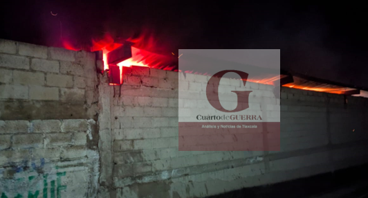 Cohetes provocan incendio que consume bodega de forraje en Muñoz; vecinos logran salvar maquinaria