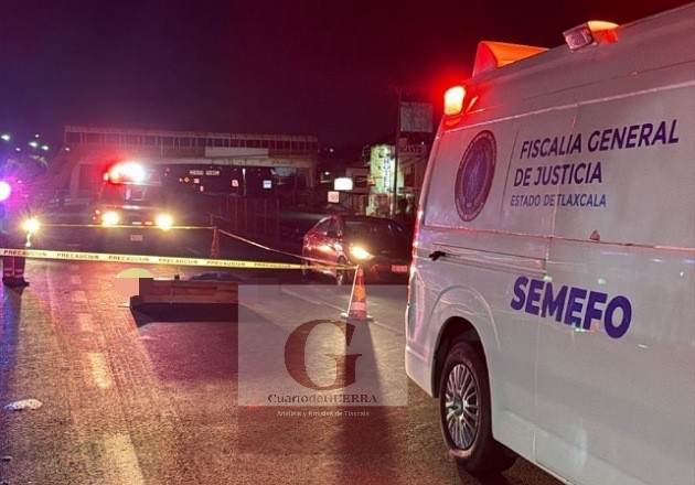 Joven pierde la vida al ser atropellado por auto que huyó, debajo del puente peatonal