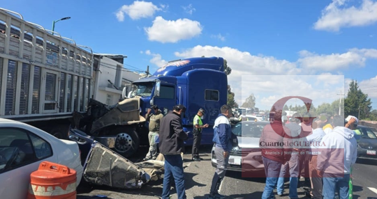 Tráiler se lleva a cuatro vehículos en carambola, en Yauhquemehcan