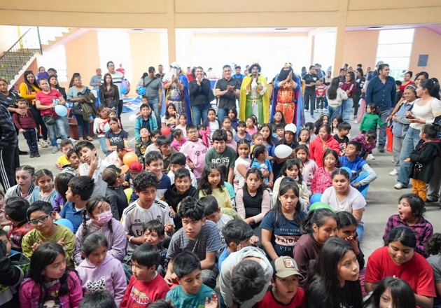 Alcalde Alfonso Sánchez García acerca la magia del Día de Reyes a niñas y niños de La Joya y San Isidro