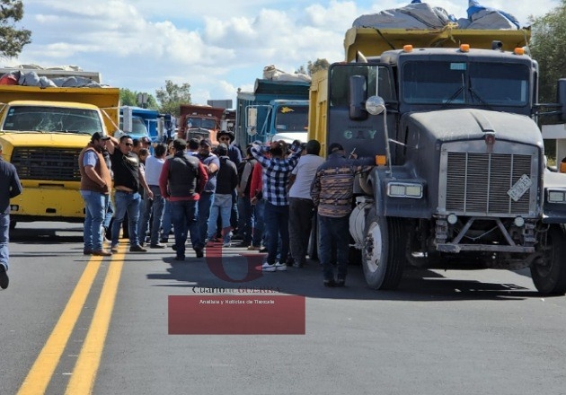 Sindicatos tlaxcaltecas bloquean autopista Tlaxcala-Puebla; acusan ‘entrega’ irregular de obras y atentados