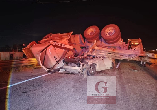 Caja de tráiler aplasta vehículo particular; un muerto y cierre total en Arco Norte, a la altura de Sanctórum