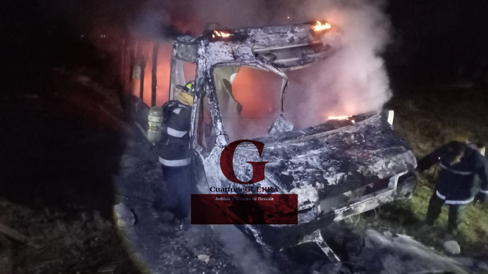 Se incendia microbús abandonado en Nanacamilpa y Protección Civil lo atiende