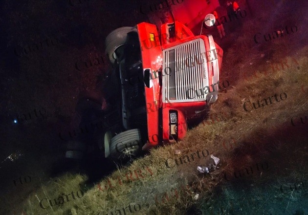 Operador de tráiler resulta herido tras volcar su unidad en la Apizaco-Tlaxco