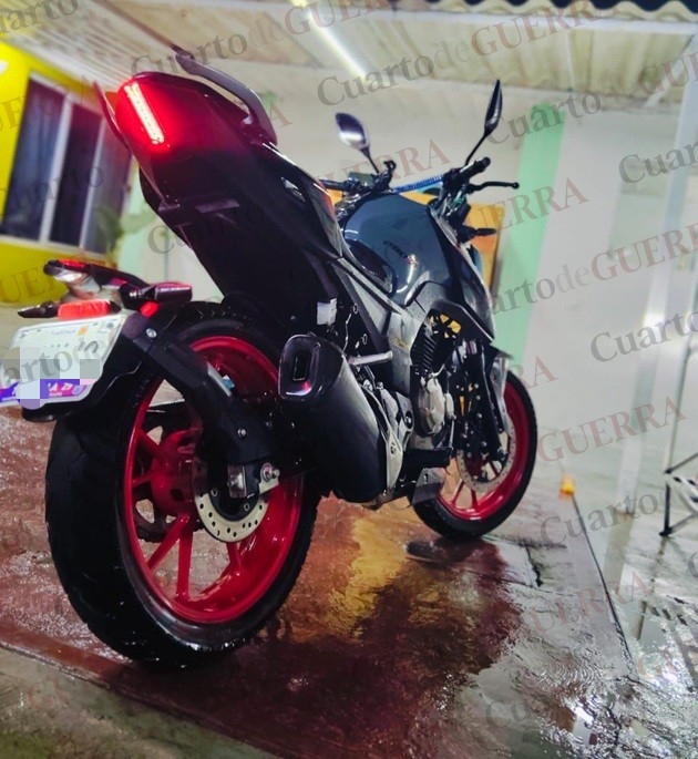 Roban motocicleta a integrante de camada de huehues en Chiautempan