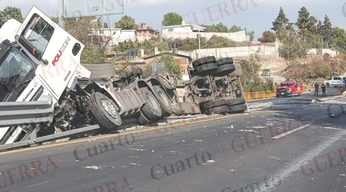 Vuelca pipa con 30 mil litros de gasolina; cierran paso en la Apizaco-Tlaxcala