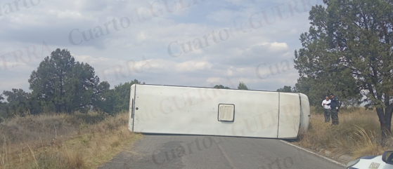 Aparatosa volcadura de microbús de transporte de personal en Ixtacuixtla moviliza a cuerpos de emergencia