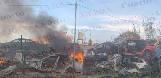 Incendio en deshuesadero de Tenancingo consume varuis vehículos
