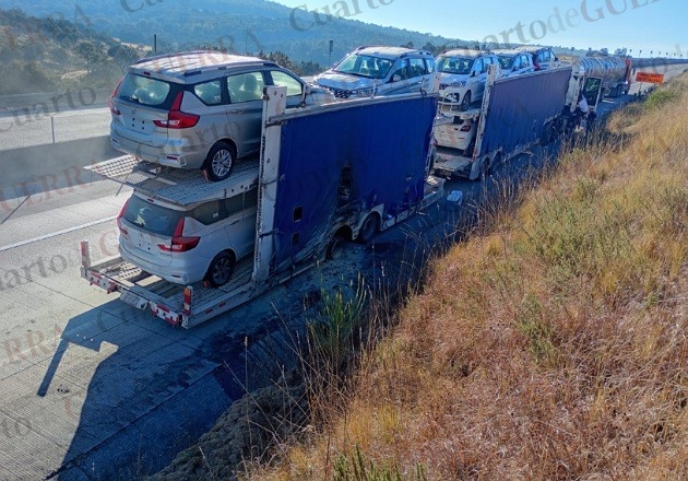 Falla mecánica provoca incendio en tráiler tipo nodriza sobre el Arco Norte, en Sanctórum