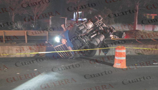 Muere trailero prensado tras aparatosa volcadura en Tizatlán