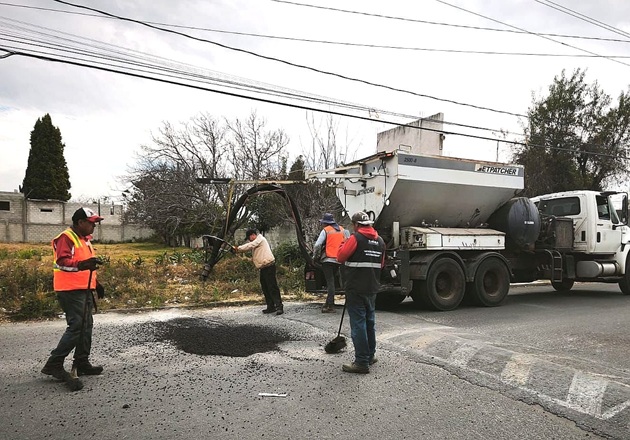 Mejora Ayuntamiento de Tlaxcala vialidades en Atlahapa con acciones de bacheo