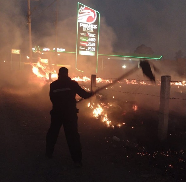 Se atiende y controla incendio de pastizal en San Francisco Yancuitlalpan