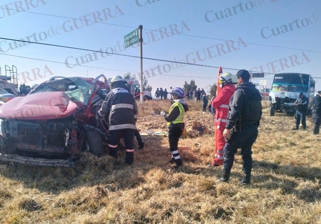 Muere pareja tras brutal choque contra microbús de ATAH