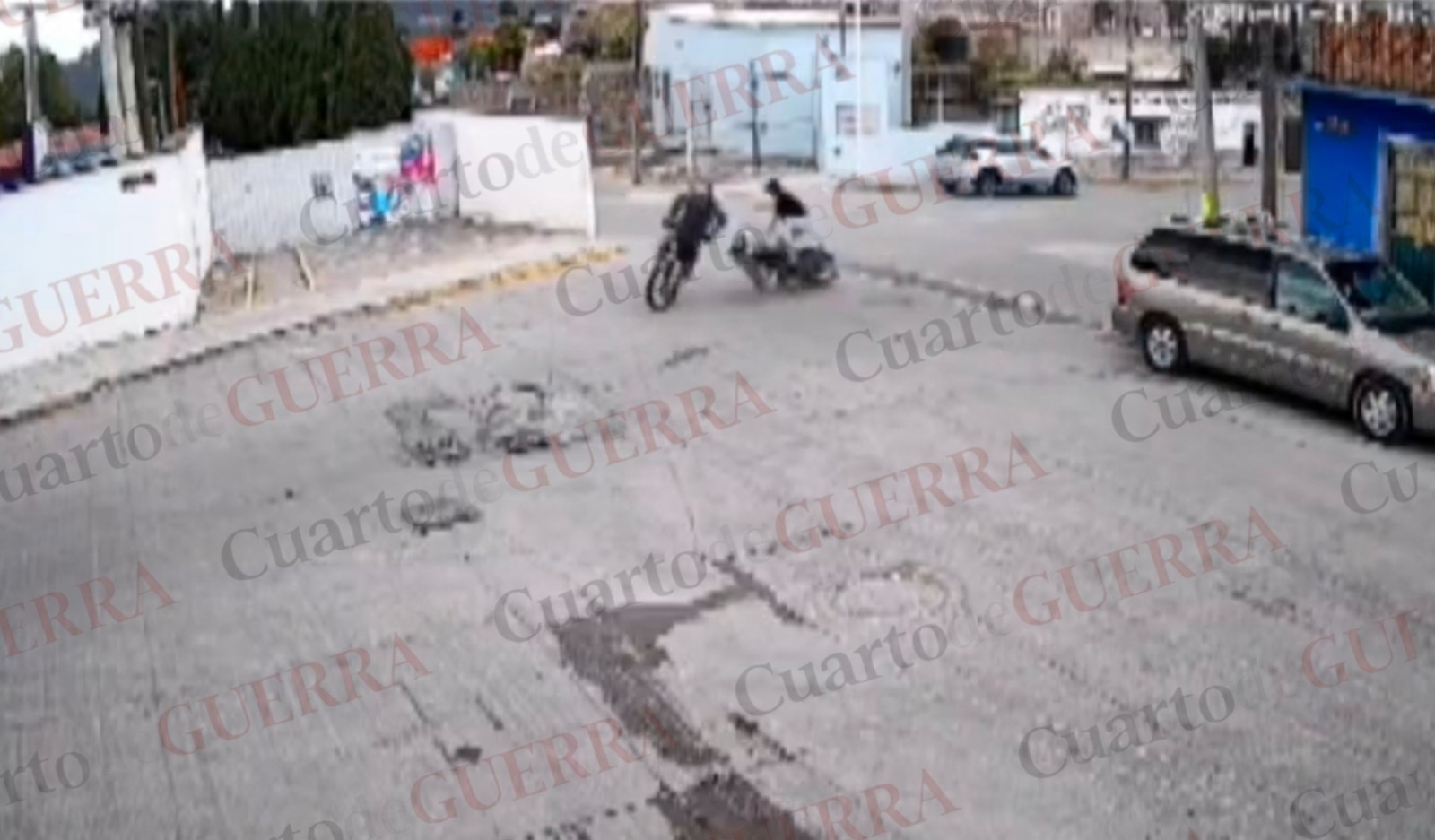 Chocan motociclistas a exceso de velocidad frente al COBAT de Hueyotlipan