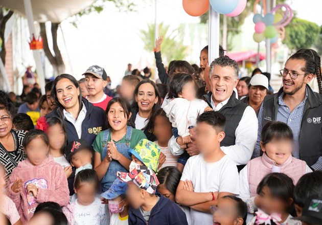Alfonso Sánchez García acompaña a presidenta honorífica del SEDIF Tlaxcala durante cabalgata de Reyes