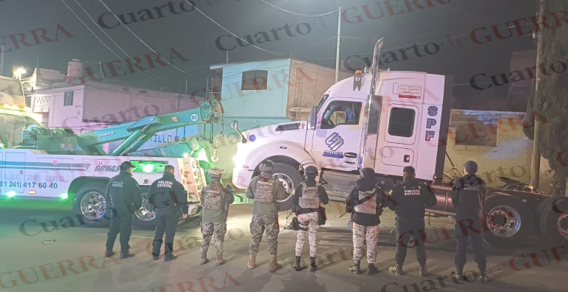 Localizan tractocamión último modelo abandonado y desvalijado en Calpulalpan; la Marina y SSC aseguran la unidad