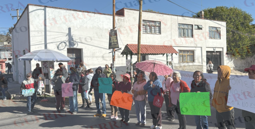 Vecinos cierran vialidad en Tizatlán, Tlaxcala; acusan a la SEPE-USET de despojarlos de un predio