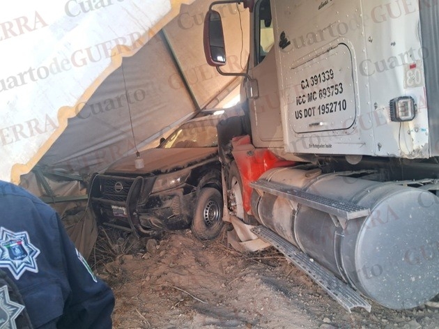 Tráiler sin frenos embiste retén y destroza dos patrullas de la Policía Estatal en Tequexquitla