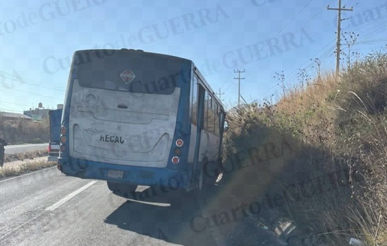 Autobús pierde el control y termina en la cuneta sobre la Vía Corta Chiautempan-Puebla