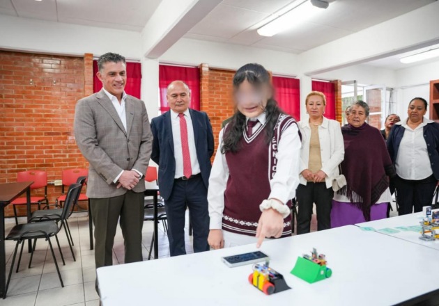 Alfonso Sánchez García conoce destacado proyecto de robótica de alumnos de la Técnica 23