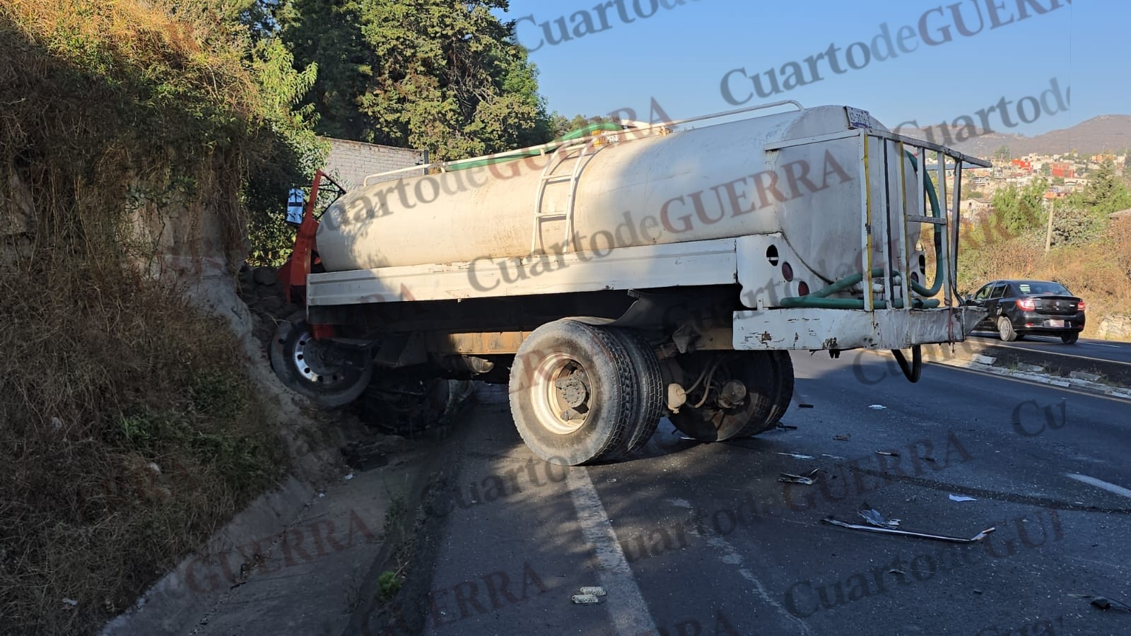 Pipa brinca la cuneta y embiste a auto eléctrico; tráfico colapsa la Tlaxcala-Apizaco