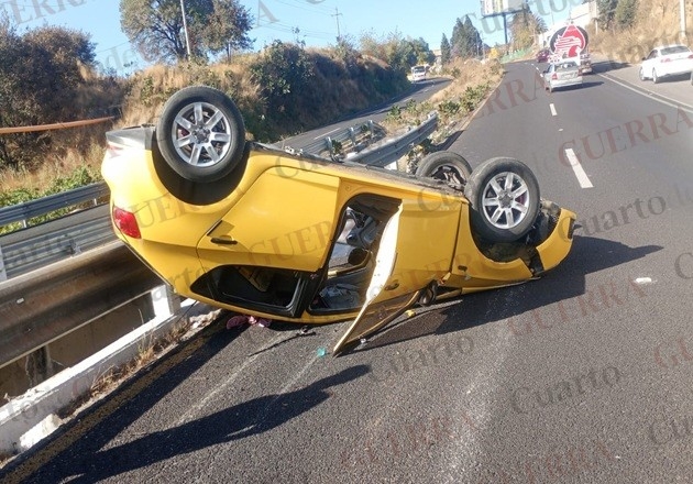 Aparatosa volcadura en Mazatecochco deja al menos cuatro lesionados