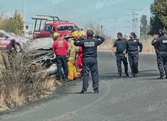 Vehículo termina en pérdida total tras incendiarse en la carretera Atexcatzinco-Apizaco