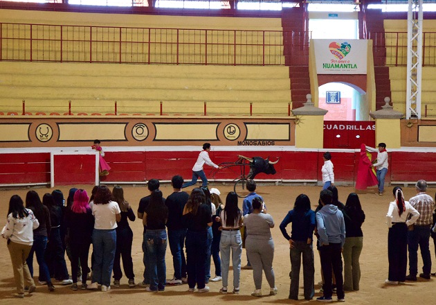 Estudiantes viven la pasión de la tauromaquia en visita académica al Museo Taurino de Huamantla