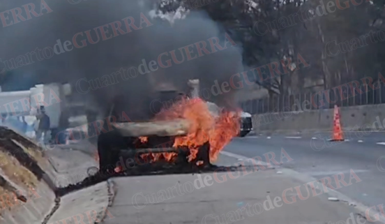 Presunta falla mecánica provoca incendio de un automóvil en la México-Veracruz, entre Tecopilco y Xaltocan